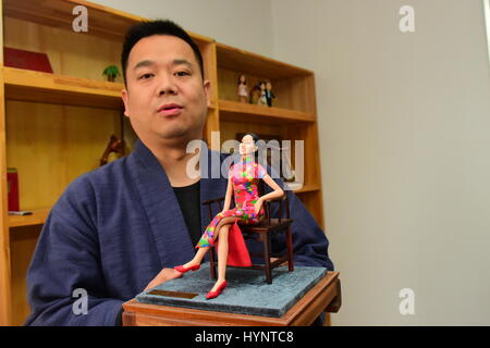 Zhengzhou, Zhengzhou, Cina. 5 apr, 2017. Zhengzhou, CINA-Aprile 5 2017: (solo uso editoriale. Cina OUT) Il popolare artista Jia Guanghui mostra il suo fatti a mano figurine di argilla in Zhengzhou, centrale cinese della Provincia di Henan, 5 aprile 2017. Jia è stata messa figurine di argilla per venti anni, creando vivid figurine di celebrità come Jackie Chan, Barack e Michelle Obama. Jia fatta anche statuette di caratteri in cinese i classici della letteratura di opere tra sogno della Camera Rossa e gli eroi delle paludi. Credito: SIPA Asia/ZUMA filo/Alamy Live News Foto Stock