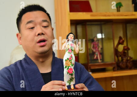 Zhengzhou, Zhengzhou, Cina. 5 apr, 2017. Zhengzhou, CINA-Aprile 5 2017: (solo uso editoriale. Cina OUT) Il popolare artista Jia Guanghui mostra il suo fatti a mano figurine di argilla in Zhengzhou, centrale cinese della Provincia di Henan, 5 aprile 2017. Jia è stata messa figurine di argilla per venti anni, creando vivid figurine di celebrità come Jackie Chan, Barack e Michelle Obama. Jia fatta anche statuette di caratteri in cinese i classici della letteratura di opere tra sogno della Camera Rossa e gli eroi delle paludi. Credito: SIPA Asia/ZUMA filo/Alamy Live News Foto Stock