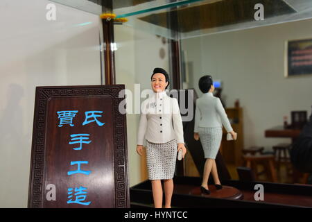 Zhengzhou, Zhengzhou, Cina. 5 apr, 2017. Zhengzhou, CINA-Aprile 5 2017: (solo uso editoriale. Cina OUT) Il popolare artista Jia Guanghui mostra il suo fatti a mano figurine di argilla in Zhengzhou, centrale cinese della Provincia di Henan, 5 aprile 2017. Jia è stata messa figurine di argilla per venti anni, creando vivid figurine di celebrità come Jackie Chan, Barack e Michelle Obama. Jia fatta anche statuette di caratteri in cinese i classici della letteratura di opere tra sogno della Camera Rossa e gli eroi delle paludi. Credito: SIPA Asia/ZUMA filo/Alamy Live News Foto Stock