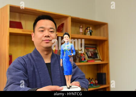 Zhengzhou, Zhengzhou, Cina. 5 apr, 2017. Zhengzhou, CINA-Aprile 5 2017: (solo uso editoriale. Cina OUT) Il popolare artista Jia Guanghui mostra il suo fatti a mano figurine di argilla in Zhengzhou, centrale cinese della Provincia di Henan, 5 aprile 2017. Jia è stata messa figurine di argilla per venti anni, creando vivid figurine di celebrità come Jackie Chan, Barack e Michelle Obama. Jia fatta anche statuette di caratteri in cinese i classici della letteratura di opere tra sogno della Camera Rossa e gli eroi delle paludi. Credito: SIPA Asia/ZUMA filo/Alamy Live News Foto Stock