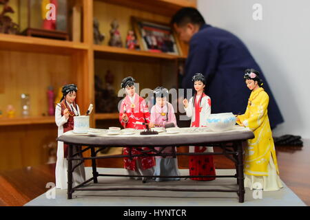 Zhengzhou, Zhengzhou, Cina. 5 apr, 2017. Zhengzhou, CINA-Aprile 5 2017: (solo uso editoriale. Cina OUT) Il popolare artista Jia Guanghui mostra il suo fatti a mano figurine di argilla in Zhengzhou, centrale cinese della Provincia di Henan, 5 aprile 2017. Jia è stata messa figurine di argilla per venti anni, creando vivid figurine di celebrità come Jackie Chan, Barack e Michelle Obama. Jia fatta anche statuette di caratteri in cinese i classici della letteratura di opere tra sogno della Camera Rossa e gli eroi delle paludi. Credito: SIPA Asia/ZUMA filo/Alamy Live News Foto Stock