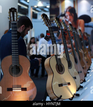 Francoforte. 5 apr, 2017. La gente visita la Musikmesse di Francoforte, in Germania il 5 aprile 2017. Musikmesse è la fiera internazionale per strumenti musicali, foglio di musica, di produzione e di commercializzazione. Credito: Luo Huanhuan/Xinhua/Alamy Live News Foto Stock