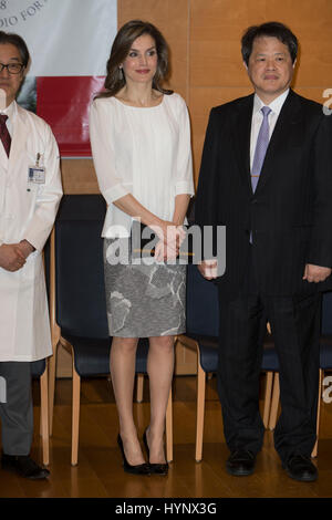 Tokyo, Giappone. 6 apr, 2017. Regina spagnola Letizia durante la visita al Keio University Hospital in occasione della sua visita ufficiale in Giappone a Tokyo giovedì 6 aprile 2017. Il secondo giorno del loro tour di 3 giorni della Japan Credit: Gtres Información más Comuniación on line,S.L./Alamy Live News Foto Stock