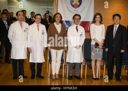 Tokyo, Giappone. 6 apr, 2017. Regina spagnola Letizia durante la visita al Keio University Hospital in occasione della sua visita ufficiale in Giappone a Tokyo giovedì 6 aprile 2017. Il secondo giorno del loro tour di 3 giorni della Japan Credit: Gtres Información más Comuniación on line,S.L./Alamy Live News Foto Stock