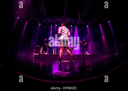 Milano, Italia. 05 apr, 2017. inglese cantante, compositore e modello dua lipa si esibisce dal vivo a fabrique credito: mairo cinquetti/alamy live news Foto Stock