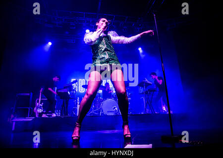 Milano, Italia. 05 apr, 2017. inglese cantante, compositore e modello dua lipa si esibisce dal vivo a fabrique credito: mairo cinquetti/alamy live news Foto Stock