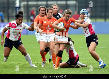 Hong Kong, Cina. 6 apr, 2017. Mayu Shimizu (1R) del Giappone con vies Pleuni Kievit(2 R) dei Paesi Bassi durante la piscina una corrispondenza tra il Giappone e i Paesi Bassi del 2017 Rugby mondiale delle donne serie Sevens qualifica in modo Kon Po ricreazione terra a Hong Kong, Cina del sud, Aprile 6, 2017. Il Giappone ha vinto 22-5. Credito: Lo Fai Ping/Xinhua/Alamy Live News Foto Stock