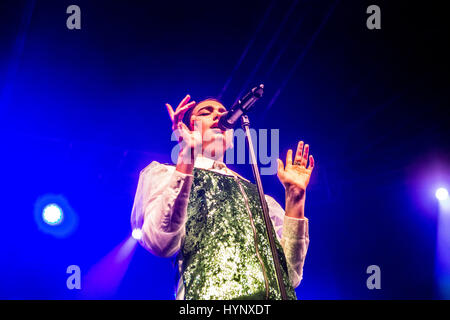 Milano, Italia. 05 apr, 2017. inglese cantante, compositore e modello dua lipa si esibisce dal vivo a fabrique credito: mairo cinquetti/alamy live news Foto Stock