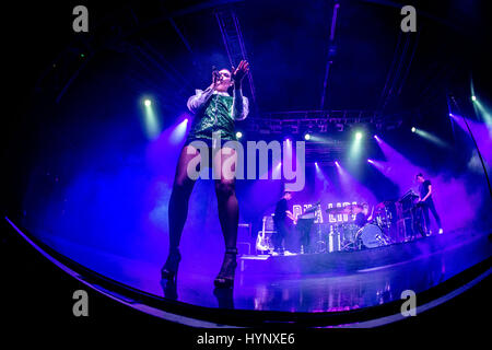 Milano, Italia. 05 apr, 2017. inglese cantante, compositore e modello dua lipa si esibisce dal vivo a fabrique credito: mairo cinquetti/alamy live news Foto Stock