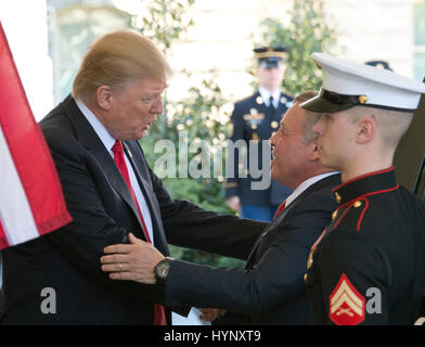 Washington, USA. 05 apr, 2017. Il Presidente degli Stati Uniti, Trump accoglie favorevolmente il re Abdullah II di Giordania alla Casa Bianca di Washington, DC il Mercoledì, 5 aprile 2017. Credito: Ron Sachs/CNP - nessun filo SERVICE - foto: Ron Sachs/consolidato Notizie Foto/Ron Sachs - CNP/dpa/Alamy Live News Foto Stock