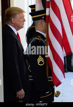 Washington, USA. 05 apr, 2017. Il Presidente degli Stati Uniti, Trump attende l'arrivo del Re Abdullah II e la Regina Rania di Giordania per la Casa Bianca a Washington DC su Mercoledì, 5 aprile 2017. Credito: Ron Sachs/CNP - nessun filo SERVICE - foto: Ron Sachs/consolidato Notizie Foto/Ron Sachs - CNP/dpa/Alamy Live News Foto Stock