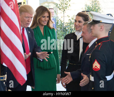 Washington, USA. 05 apr, 2017. Il Presidente degli Stati Uniti, Trump e la first lady Melania Trump benvenuti il re Abdullah II e la Regina Rania di Giordania per la Casa Bianca a Washington DC su Mercoledì, 5 aprile 2017. Credito: Ron Sachs/CNP - nessun filo SERVICE - foto: Ron Sachs/consolidato Notizie Foto/Ron Sachs - CNP/dpa/Alamy Live News Foto Stock