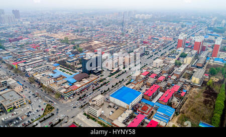 Baoding, Baoding, Cina. 4 apr, 2017. Baoding, Cina-4 aprile 2017: (solo uso editoriale. Cina OUT) recentemente istituito comitato di lavoro di Xiongan nuova Area ha immesso il Ao Wei Mansion in Xiongan, nel nord della Cina di Hebei, il 4 aprile 2017. La Cina ha annunciato il 1 aprile che vorrebbe stabilire Xiongan nuova Area nel nord della Cina di nella provincia di Hebei, come parte delle misure per far avanzare lo sviluppo coordinato dell'Beijing-Tianjin-Hebei (BTH) regione. Credito: SIPA Asia/ZUMA filo/Alamy Live News Foto Stock