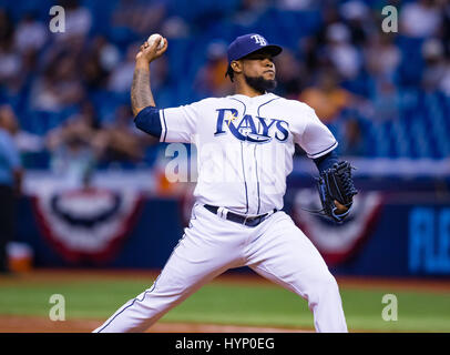 Campo Tropicana. 05 apr, 2017. Florida, USA-Tampa Bay Rays relief pitcher Alex Colome (37) nel nono inning di gioco tra gli Yankees e i raggi a Tropicana campo. Del Mecum/CSM/Alamy Live News Foto Stock