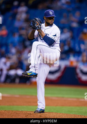 Campo Tropicana. 05 apr, 2017. Florida, USA-Tampa Bay Rays relief pitcher Alex Colome (37) nel nono inning di gioco tra gli Yankees e i raggi a Tropicana campo. Del Mecum/CSM/Alamy Live News Foto Stock