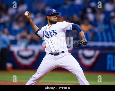 Campo Tropicana. 05 apr, 2017. Florida, USA-Tampa Bay Rays relief pitcher Alex Colome (37) nel nono inning di gioco tra gli Yankees e i raggi a Tropicana campo. Del Mecum/CSM/Alamy Live News Foto Stock