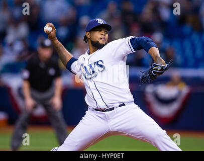 Campo Tropicana. 05 apr, 2017. Florida, USA-Tampa Bay Rays relief pitcher Alex Colome (37) nel nono inning di gioco tra gli Yankees e i raggi a Tropicana campo. Del Mecum/CSM/Alamy Live News Foto Stock