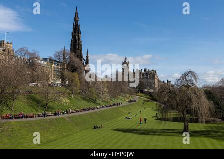 Edimburgo, Scozia, Regno Unito. 6 Aprile, 2017. I giardini di Princes Street per attrarre le persone a sedersi nel sole di primavera. Credito: ricca di Dyson/Alamy Live News Foto Stock