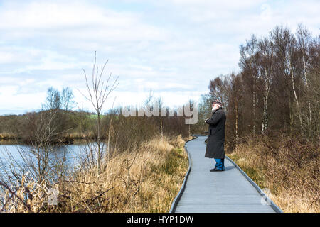 Vicino a Tregaron, Ceredigion, Wales, Regno Unito. 06 apr, 2017. Regno Unito Meteo: una calda giornata al Cors Caron Riserva Naturale Nazionale vicino a Tregaron nel Galles centrale. Il sito comprende tre torbiere alte costruito da strati profondi di torba che hanno preso circa 12.000 anni di formare. Credito: Ian Jones/Alamy Live News Foto Stock