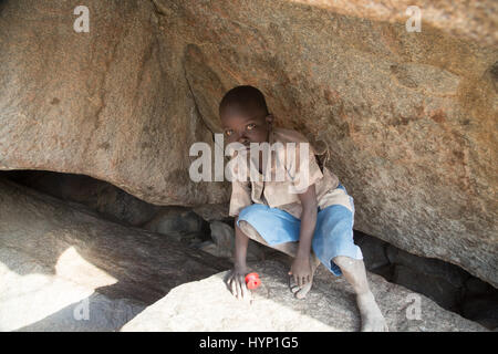 Kauda, Sudan. 12 Feb, 2017. Un ragazzo si nasconde in una grotta vicino a Kauda, Sudan, 12 febbraio 2017. Le grotte di offrire alla popolazione un rifugio dal governo di Air Force, che regolarmente conduce bombardamenti sovietica utilizzando aerei Antonov. Le montagne sono controllate dall'esercito di liberazione nazionale Liberazione del Popolo Sudanese Army-North (SPLA-N) e il suo braccio politico, di liberazione del popolo sudanese (Movement-North SPLM-N). Foto: Laura Wagenknecht/dpa/Alamy Live News Foto Stock