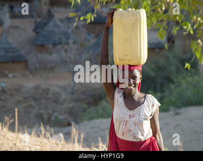 Kauda, Sudan. 12 Feb, 2017. Una donna porta un barattolo di acqua sul suo capo vicino a Kauda, Sudan, 12 febbraio 2017. Non vi è acqua corrente nella regione dei monti Nuba. La donna sono in gran parte responsabili per il reperimento di acqua. La più vicina alla pompa è spesso diverse ore di distanza. I monti Nuba sono controllate dall'esercito di liberazione nazionale Liberazione del Popolo Sudanese Army-North (SPLA-N) e il suo braccio politico, di liberazione del popolo sudanese (Movement-North SPLM-N). Foto: Laura Wagenknecht/dpa/Alamy Live News Foto Stock