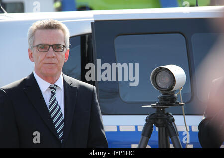 Berlino, Germania. 31 Mar, 2017. In Germania il Ministro degli interni, Thomas de Maiziere presenta camme con sistema di identificazione automatico per una maggiore sicurezza dopo i recenti attentati in Berlino, Germania, 31 marzo 2017. Credito: Martin Weiser/CTK foto/Alamy Live News Foto Stock