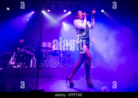 Milano, Italia. 05 apr, 2017. Il cantante inglese-cantautore e modello DUA LIPA si esibisce dal vivo sul palco a Fabrique durante il 'US/Tour Europeo 2017' Credit: Rodolfo Sassano/Alamy Live News Foto Stock