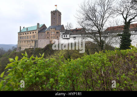 Eisenach, Germania. 5 apr, 2017. Vista del castello di Wartburg a Eisenach, Germania, 5 aprile 2017. I famosi affreschi del 'Elisabeth-Galerie' sono fissati e indietro sul display per i visitatori. Il murales creato nel 1854/55 dal tardo romanticist Moritz von Schwind (1804-1871) sono stati conservati e ripristinati. Foto: Martin Schutt/dpa-Zentralbild/dpa/Alamy Live News Foto Stock