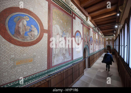 Eisenach, Germania. 5 apr, 2017. Un visitatore passeggiate attraverso la galleria di Elisabetta al castello di Wartburg a Eisenach, Germania, 5 aprile 2017. I famosi affreschi del 'Elisabeth-Galerie' sono fissati e indietro sul display per i visitatori. Il murales creato nel 1854/55 dal tardo romanticist Moritz von Schwind (1804-1871) sono stati conservati e ripristinati. Foto: Martin Schutt/dpa-Zentralbild/dpa/Alamy Live News Foto Stock