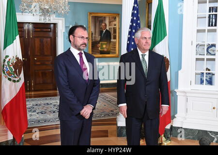 Stati Uniti Il segretario di Stato Rex Tillerson stand con degli Esteri messicano Luis Segretario Videgaray prima del loro incontro bilaterale presso il Dipartimento di Stato il 5 aprile, 2017 a Washington D.C. Foto Stock