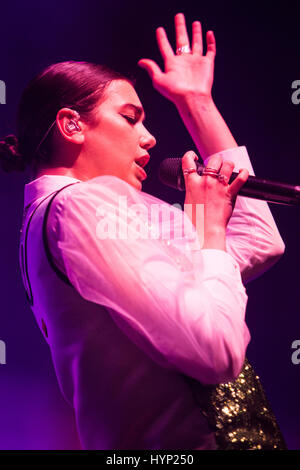 Milano, Italia. 05 apr, 2017. Il cantante inglese-cantautore e modello DUA LIPA si esibisce dal vivo sul palco a Fabrique durante il 'US/Tour Europeo 2017' Credit: Rodolfo Sassano/Alamy Live News Foto Stock