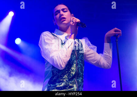 Milano, Italia. 05 apr, 2017. Il cantante inglese-cantautore e modello DUA LIPA si esibisce dal vivo sul palco a Fabrique durante il 'US/Tour Europeo 2017' Credit: Rodolfo Sassano/Alamy Live News Foto Stock