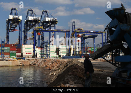 Atene. Xvii Mar, 2017. Foto scattata il 17 marzo 2017 mostra contenitori al Pireo Container Terminal in Grecia. Della Cina di Cosco (China Ocean Shipping Company del Gruppo) ha acquisito una partecipazione di maggioranza nel porto del Pireo autorità attraverso la Borsa di Atene in aprile, 2016. Credito: Marios Lolos/Xinhua/Alamy Live News Foto Stock