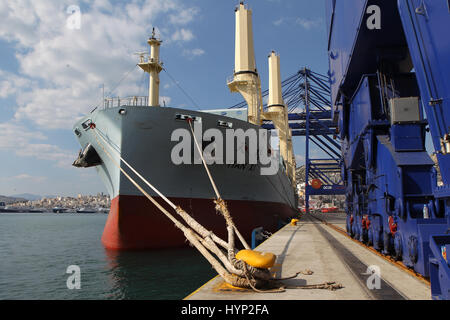 Atene. Xvii Mar, 2017. Foto scattata il 17 marzo 2017 mostra una nave al porto del Pireo Container Terminal in Grecia. Della Cina di Cosco (China Ocean Shipping Company del Gruppo) ha acquisito una partecipazione di maggioranza nel porto del Pireo autorità attraverso la Borsa di Atene in aprile, 2016. Credito: Marios Lolos/Xinhua/Alamy Live News Foto Stock