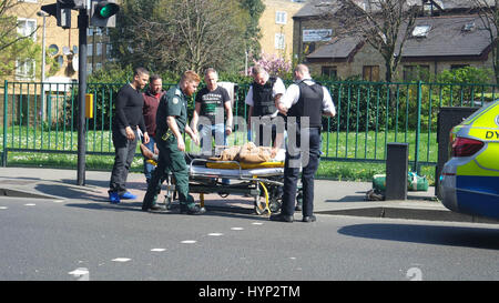 Lambeth, Londra, Regno Unito. 6 Aprile, 2017. La polizia e gli equipaggi di ambulanza frequentare un uomo che crollò eventualmente colpiti da un ictus, Credito: Philip Robins/Alamy Live News Foto Stock