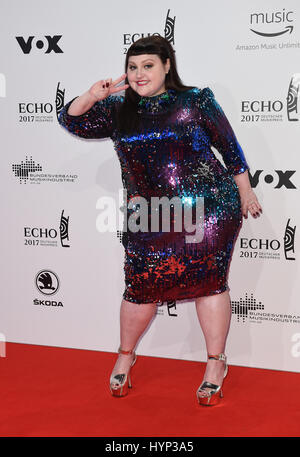 Berlino, Germania. 6 apr, 2017. Il cantante Beth Ditto arriva alla cerimonia di premiazione del 26th German music award 'Echo' a Berlino, Germania, 6 aprile 2017. Foto: Britta Pedersen/dpa/Alamy Live News Foto Stock