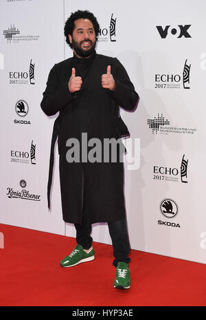 Berlino, Germania. 6 apr, 2017. Il cantante Adel Tawil arriva alla cerimonia di premiazione del 26th German music award 'Echo' a Berlino, Germania, 6 aprile 2017. Foto: Britta Pedersen/dpa/Alamy Live News Foto Stock