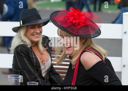 Liverpool, Merseyside Regno Unito 6 Aprile, 2017. Giorno di apertura delle mode al l'Aintree Grand National Festival. Alla luce degli anni precedenti, quando il partecipante abiti hanno ricevuto attenzione per tutti i motivi sbagliati, funzionari presso il Grand National ha esortato quest'anno racegoers a 'smartora fino' per far sì che il caso più "aspirazioni". Credito; MediaWorldImages/AlamyLiveNews Foto Stock