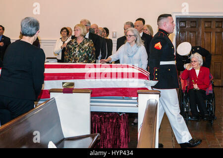 Arlington, Virginia, Stati Uniti d'America. 6 apr, 2017. Carolyn Glenn, figlia di John Glenn, centro arriva a toccare la bandiera drappeggiati scrigno di suo padre come sua madre Annie Glenn è confortato durante il servizio funebre al vecchio post Cappella, Ft. Meyer Aprile 6, 2017 in Arlington, Virginia. Glenn, il primo astronauta americano in orbita la terra e più tardi un senato degli Stati Uniti, morì all'età di 95 l 8 dicembre 2016. Credito: Planetpix/Alamy Live News Foto Stock