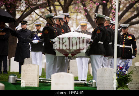 Arlington, Stati Uniti d'America. 06 apr, 2017. Marine Corp pallbearers portano lo scrigno di John Glenn per essere sepolto al cimitero nazionale di Arlington, Aprile 6, 2017 in Arlington, Virginia. Glenn, il primo astronauta americano in orbita la terra e più tardi un senato degli Stati Uniti, morì all'età di 95 l 8 dicembre 2016. Credito: Planetpix/Alamy Live News Foto Stock