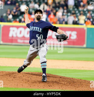 Houston, Texas, Stati Uniti d'America. 5 apr, 2017. Seattle Mariners relief pitcher Nick Vincent (50) genera un passo in undicesimo inning durante la MLB gioco tra i Seattle Mariners e Houston Astros al Minute Maid Park a Houston, TX. John Glaser/CSM/Alamy Live News Foto Stock