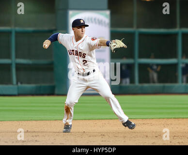 Houston, Texas, Stati Uniti d'America. 5 apr, 2017. Houston Astros terzo baseman Alex Bregman ha (2) campo un rasoterra dalla distanza in undicesimo inning durante la MLB gioco tra i Seattle Mariners e Houston Astros al Minute Maid Park a Houston, TX. John Glaser/CSM/Alamy Live News Foto Stock