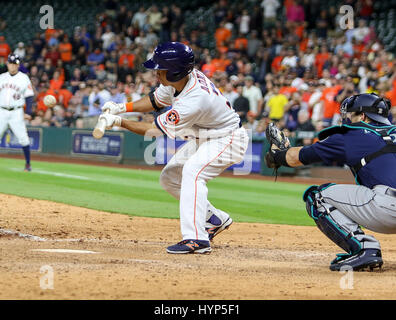 Houston, Texas, Stati Uniti d'America. 5 apr, 2017. Houston Astros sinistra fielder Norichika Aoki (3) stabilisce un sacrificio bunt in undicesimo inning durante la MLB gioco tra i Seattle Mariners e Houston Astros al Minute Maid Park a Houston, TX. John Glaser/CSM/Alamy Live News Foto Stock