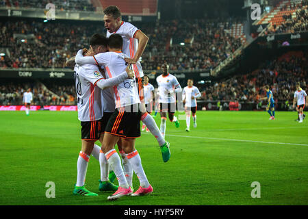 Valencia, Spagna. 06 apr, 2017. Valencia CF vs Real Celta de Vigo - La Liga Giornata 30 - Estadio Mestalla, in azione durante il gioco -- Valencia CF giocatori festeggiare un obiettivo, Munir (destra) salta Credito: VWPics/Alamy Live News Foto Stock