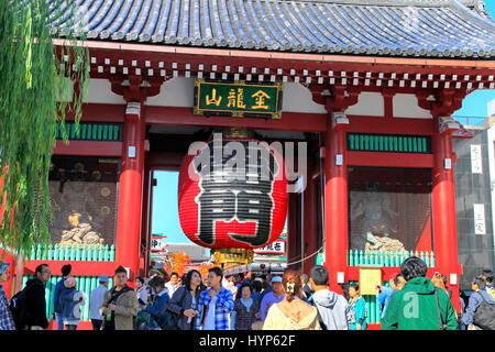 Il Kaminarimon Gate del tempio Sensoji di Asakusa Tokyo Giappone Foto Stock