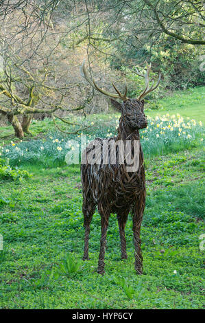 Artigianato rurale. Una dimensione di vita la figura di un cervo tessuto fuori dei lunghi bastoni di Willow. Minterne giardini. Il Dorset, Inghilterra, Regno Unito. Foto Stock