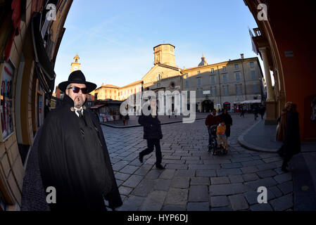 Un uomo earing un tabarro (capo) di Reggio Emilia, Italia Foto Stock