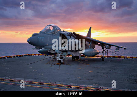 Un USMC AV-8B Harrier II attacco aereo si siede sul ponte di volo a bordo della USN Wasp-classe assalto anfibio nave USS Bonhomme Richard al tramonto Marzo 3, 2017 a Okinawa, Giappone. Foto Stock