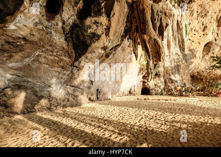 Grotta di Railay Beach, Koh Hong è un assai notevole isola situata nel nord-ovest di Ao Nang. Krabi, Thailandia. Foto Stock