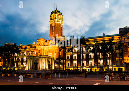 Presidenziali ufficio edificio di notte, Zhongzheng, Taipei, Taiwan Foto Stock